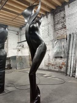 Женская фигура из металла