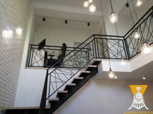 Перила и металлокаркас лестницы в индустриальном стиле