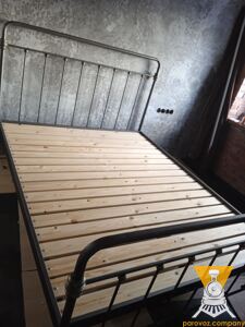 Кованая кровать с деревянными ламелями