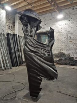 Кованая скульптура Женщина